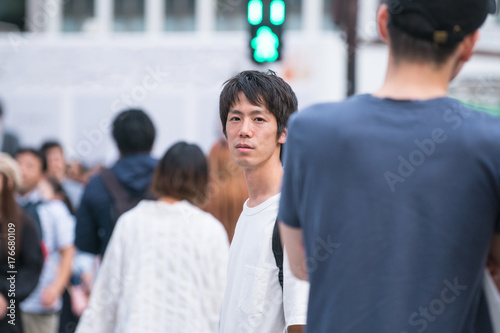 人混みの中にいる男性 Stock Photo Adobe Stock 人混みの中にいる男性 Stock Photo Adobe Stock