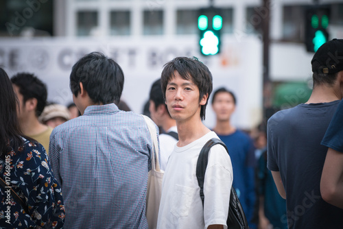 人混みの中にいる男性 Stock 写真 Adobe Stock 人混みの中にいる男性 Stock 写真 Adobe Stock