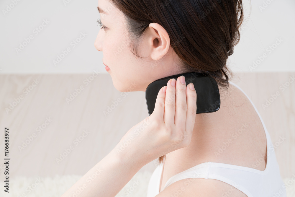 セルフマッサージをする女性、かっさ、首