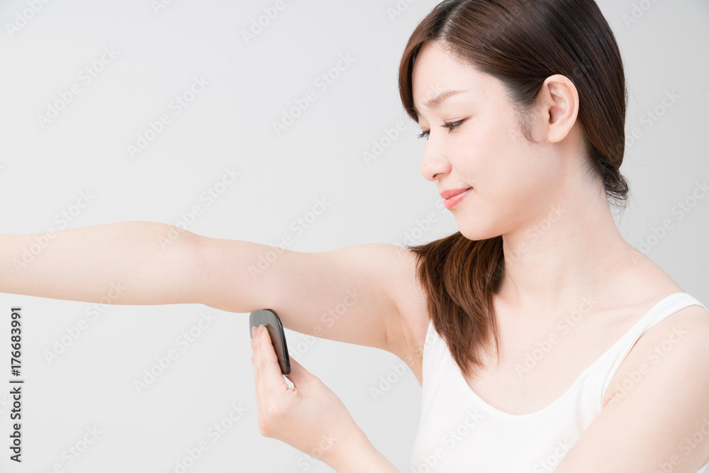 セルフマッサージをする女性、かっさ、二の腕