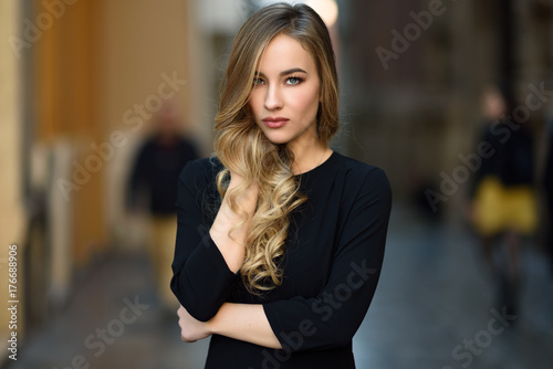 Zdjęcie XXL Pięknej blondynki rosyjska kobieta w miastowym tle