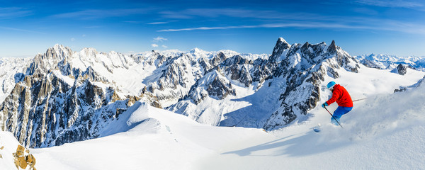 Leinwandbilder - Skiing Vallee Blanche Chamonix with amazing panorama of Grandes Jorasses and Dent du Geant from Aiguille du Midi, Mont Blanc mountain, Haute-Savoie, France