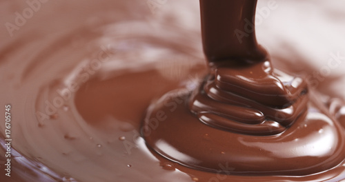 Zdjęcie XXL polewanie ciemną rozpuszczoną czekoladą