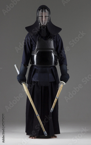 Dekoracja na wymiar  portret-mezczyzny-wojownika-kendo-z-dwoma-bambusowymi-mieczami-w-tradycyjnym-mundurze