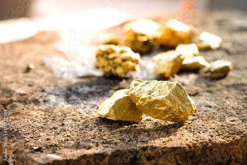 Fotografia, Obraz The pure gold ore found in the mine on a stone floor