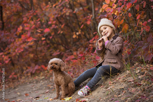 Plakat Mała dziewczynka cieszy się jesień dzień