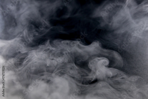 Zdjęcie XXL Biały pali z czarnym tłem