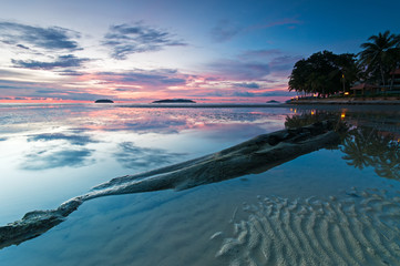 Tranquil sunset in Tanjung Aru beach in Kota Kinabalu, Malaysia.