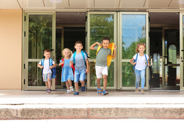 Canvas Print - Children coming out from kindergarten