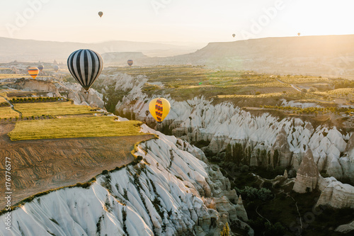 Plakat Słynną atrakcją turystyczną Kapadocji jest lot lotniczy. Kapadocja jest znana na całym świecie jako jedno z najlepszych miejsc na loty z balonami. Kapadocja, Turcja.