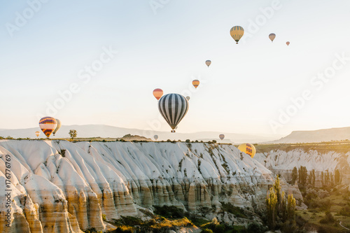 Plakat Słynną atrakcją turystyczną Kapadocji jest lot lotniczy. Kapadocja jest znana na całym świecie jako jedno z najlepszych miejsc na loty z balonami. Kapadocja, Turcja.