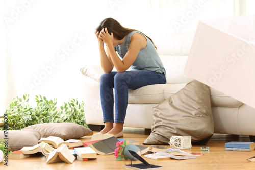 Fotografía Desperate homeowner complaining after home robbery