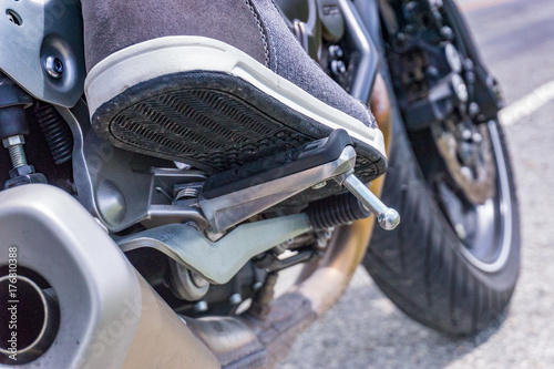 Zdjęcie XXL pozycja podnóżka motocykla podczas zmiany biegu
