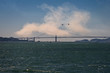 puente Golden gate y exhibición aerea en San Francisco, durante los festejos de la fiesta Nacional de colón en octubre