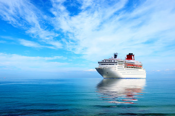 Big cruise liner moord in Mediterranean sea