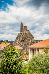 Wall Mural - Vue sur la chapelle Saint-Michel d'Aiguilhe du Puy-en-Velay