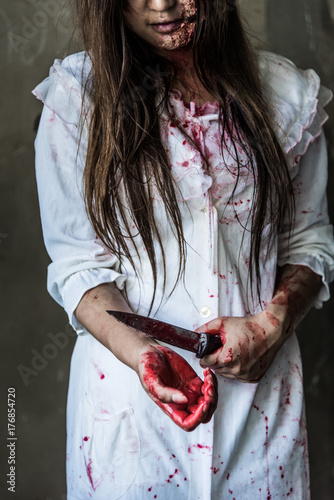 Zdjęcie XXL Kobieta trzyma nóż i wyciąć się z krwi