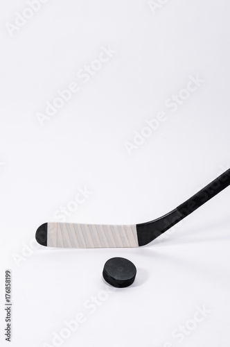 Zdjęcie XXL Lodowy hokejowy krążek hokojowy i hokejowy kij na odosobnionym białym tle, kopii przestrzeń.