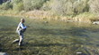 Pescatore a mosca in un torrente