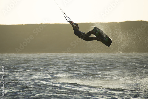 Plakat kiters w skokach z desek surfingowych