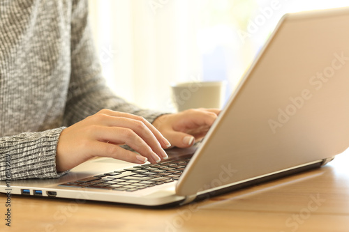Plakat Kobieta wręcza pisać na maszynie w laptop klawiaturze na biurku
