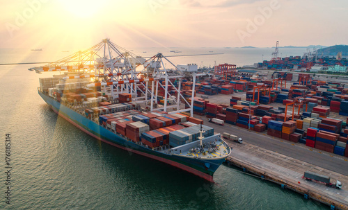 Fotografía container ship in import export and business logistic