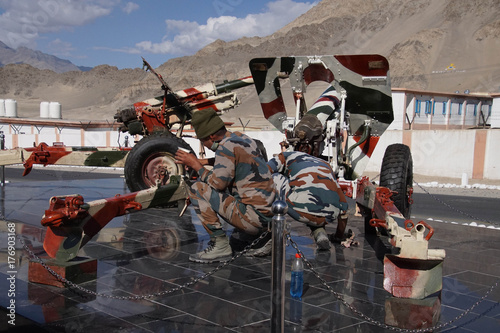 Zdjęcie XXL Kamuflaż żołnierzy malujących howitze