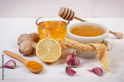 Zdjęcie XXL Filiżanka gorącej herbaty z cytryną i składników do przygotowania ocieplenia napoju