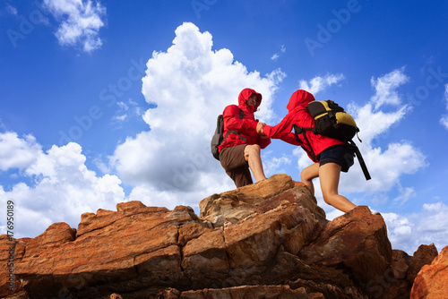 Zdjęcie XXL Młoda azjatykcia para wspinaczkowa up na górze, wycieczkować i drużynowej pracy pojęciu ,.
