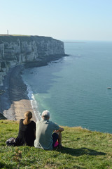 Sticker - gens detente loisir age seniors vieux retraite pension sante mer air couple rocher cote normandie