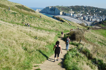 Sticker - gens detente loisir famille mer ocean rocher soleil climat meteo enfant paysage Etretat rocher pic soleil