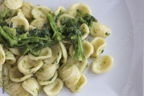 Orecchiette Con Le Cime Di Rapa Fatte In Casa In Un Piatto Rettangolare Cibo Pugliese Stock Foto Adobe Stock