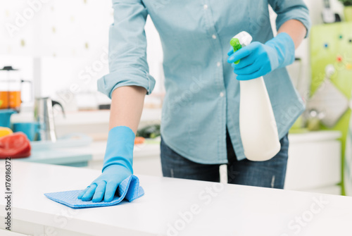 Fotografía Woman cleaning with a spray detergent