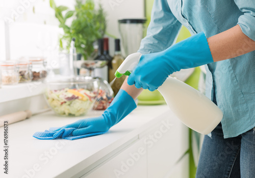 Fotografía Woman cleaning with a spray detergent