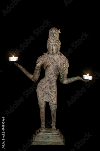 Zdjęcie XXL Hinduizm i duchowe oświecenie z boginią Lakshmi trzymającą płonące świece z błyskiem błysku soczewki