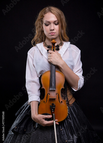 Plakat Smutna kobieta ze skrzypcami i patrząc w dół