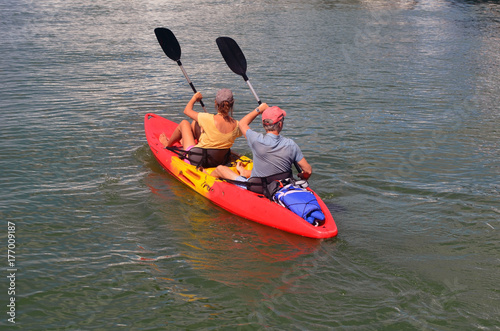 Plakat Dobiera się kayaking na niedziela popołudniu z Miami plaży na Floryda Nabrzeżnej drodze wodnej.