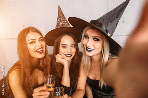 Plakat Trzy dziewczyny idą na Halloween, grymas zrobić selfie