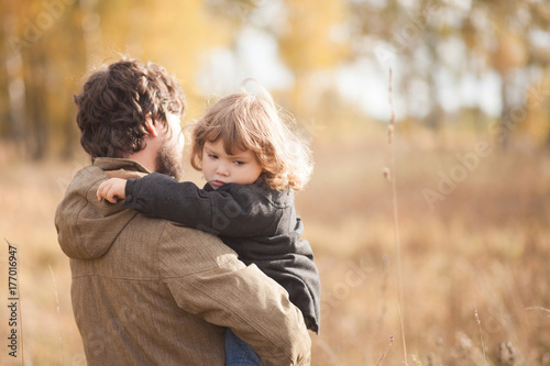 Fotomural Father and his little daughter together in the field
