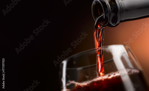 Zdjęcie XXL dobre wino wlewa się do szklanki