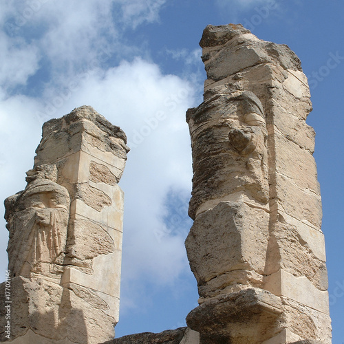Plakat Cirene, Libia - 13 maja 2002: Starożytne ruiny w Cirene