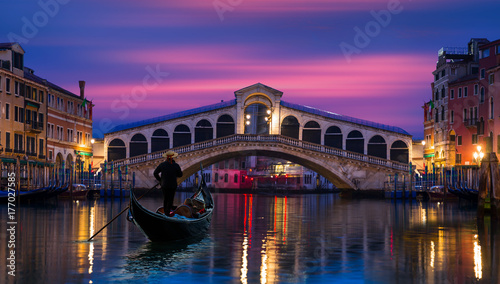 Plakat Gondola w pobliżu mostu Rialto w Wenecji, Włochy