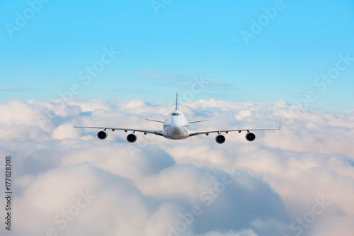 Plakat Samolot pasażerski w chmurach. podróż samolotem