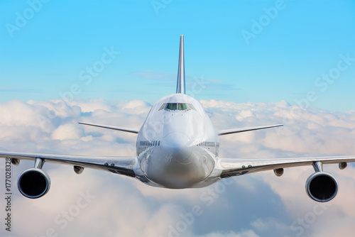 Plakat Samolot pasażerski w chmurach. podróż samolotem