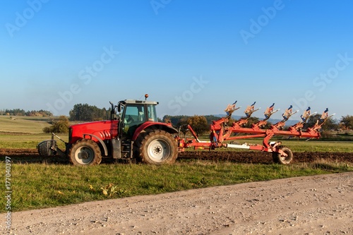 Zdjęcie XXL Pole pole czerwone ciągnika. Jesienna praca w terenie. Życie w gospodarstwie. Krajobraz rolniczy w Republice Czeskiej.