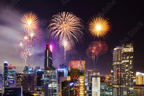 Photo firework over cityscape of Singapore city at night