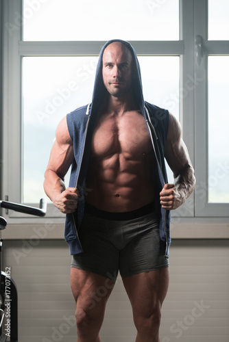 Zdjęcie XXL Przystojny mężczyzna wyginanie mięśni