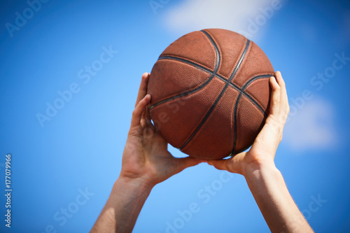 Plakat mężczyzna trzyma koszykówkę