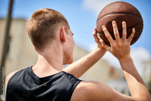 Zdjęcie XXL mężczyzna gra w koszykówkę na świeżym powietrzu