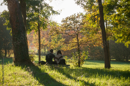 Couple Assis Sur Un Banc Dans Un Parc Urbain En Automne Buy This Stock Photo And Explore Similar Images At Adobe Stock Adobe Stock